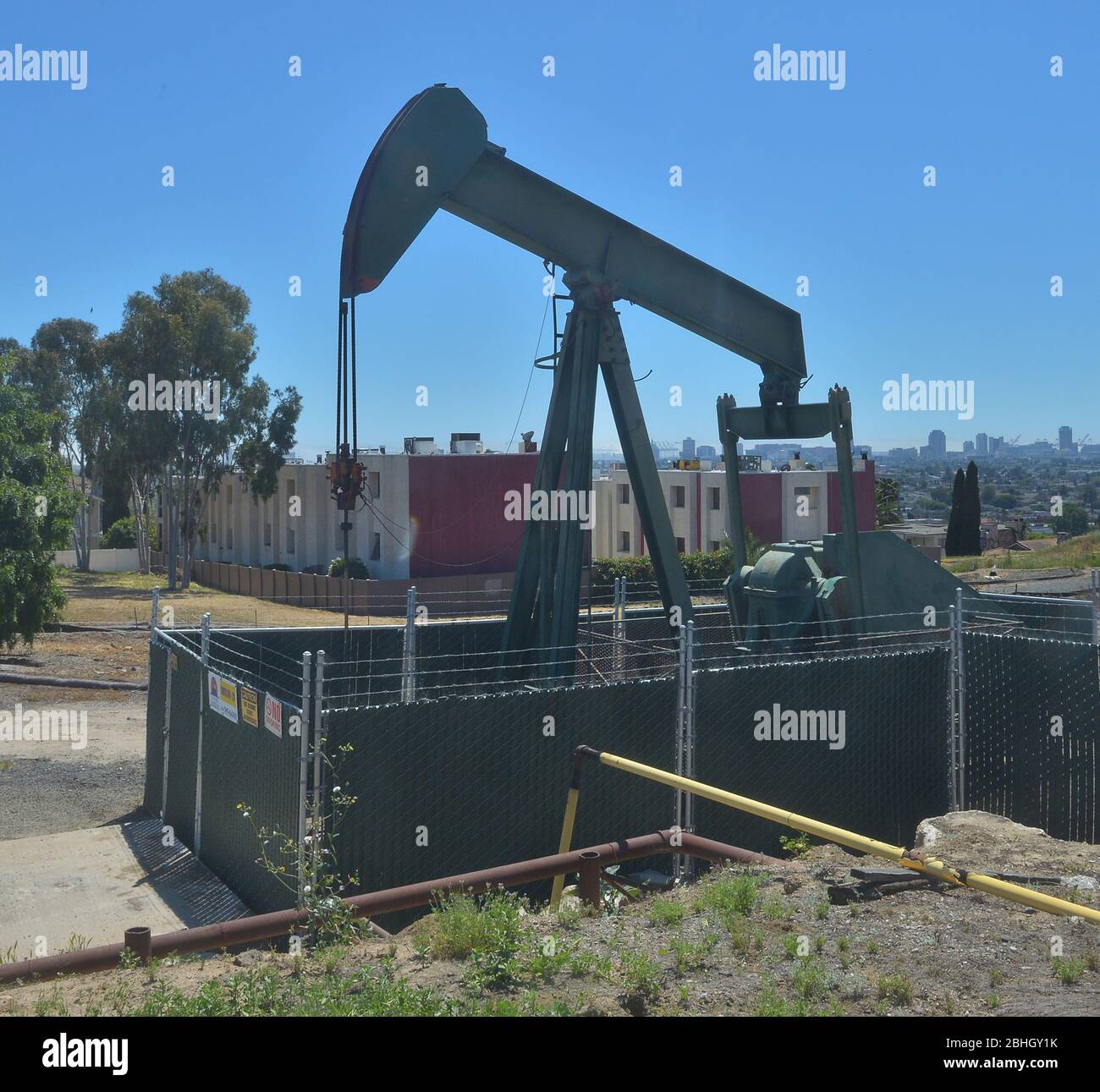 Los Angeles United States 26th Apr 2020 An Oil Well Pumps Next To A   Los Angeles United States 26th Apr 2020 An Oil Well Pumps Next To A Newly Constructed Neighborhood Near Signal Hill In Long Beach California On Saturday April 25 2020 The Long Beach Oil Field Had The Worlds Highest Oil Production Per Acre By The Mid Twentieth Century Hundreds Of Companies And Individuals Became Rich On Minute Leases Some Locations So Close That Derrick Legs Overlapped New Housing And Stores Are Now Being Built Among Operating Oil Wells Photo By Jim Ruymenupi Credit Upialamy Live News 2BHGY1K 