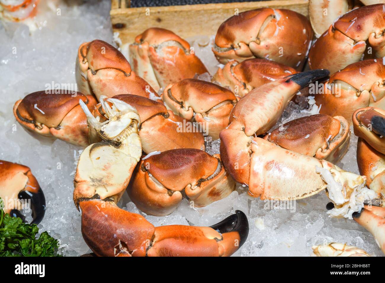 Crab claws on ice for sale at the fish market Stock Photo - Alamy