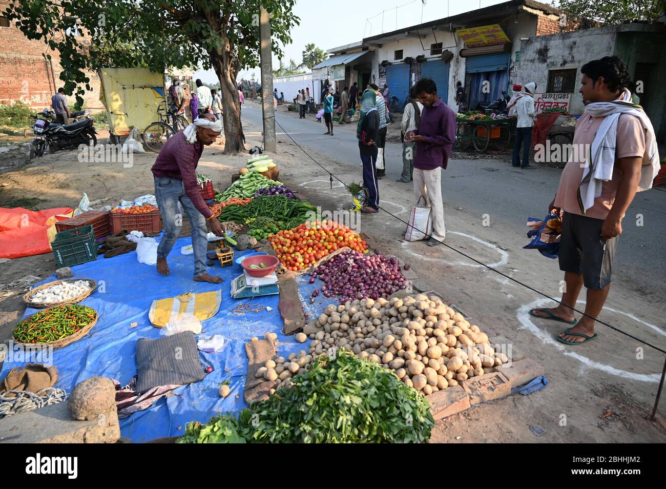 Prayagraj, Uttar Pradesh, India. 26th Apr, 2020. Prayagraj: People maintain social distance at a vegetable market during a government-imposed nationwide lockdown as a preventive measure against the COVID-19 coronavirus, in Allahabad on April 26, 2020. Credit: Prabhat Kumar Verma/ZUMA Wire/Alamy Live News Stock Photo