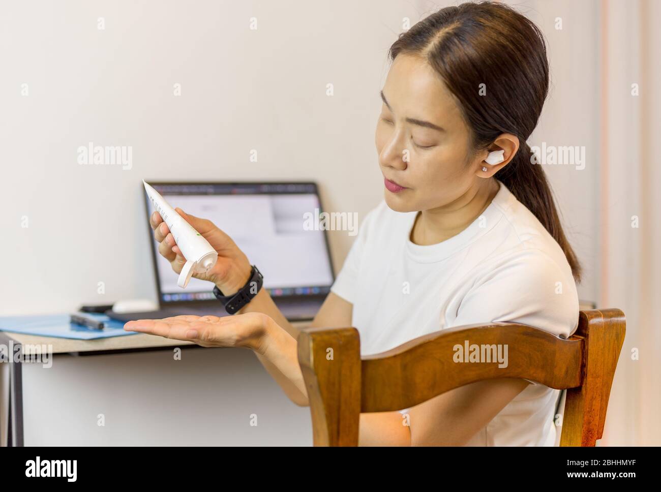 Applying job computer hi-res stock photography and images - Alamy