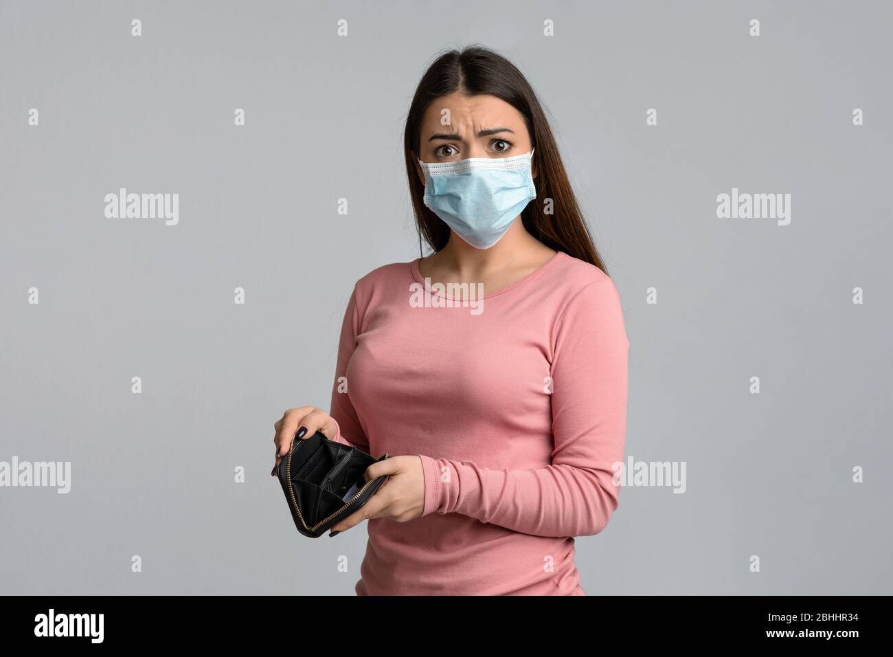 Coronacrisis Concept. Portrait of concerned woman with empty wallet in ...