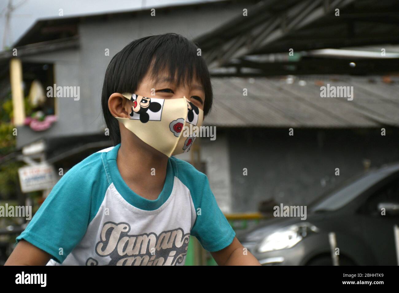 Jakarta, Jakarta, Indonesia. 26th Apr, 2020. Children play bicycles using masks in their home environment during large-scale social enforcement (psbb) at the co-19 pandemic in Jakarta on April, 26, 2020. Since the arrival of the covid-19 outbreak, all Indonesian citizens are required to wear masks when leaving the house to prevent transmission of the corona virus and to maintain physical social distancing, and to maintain cleanliness of the body that has been lived for 5 weeks Credit: Dasril Roszandi/ZUMA Wire/Alamy Live News Stock Photo