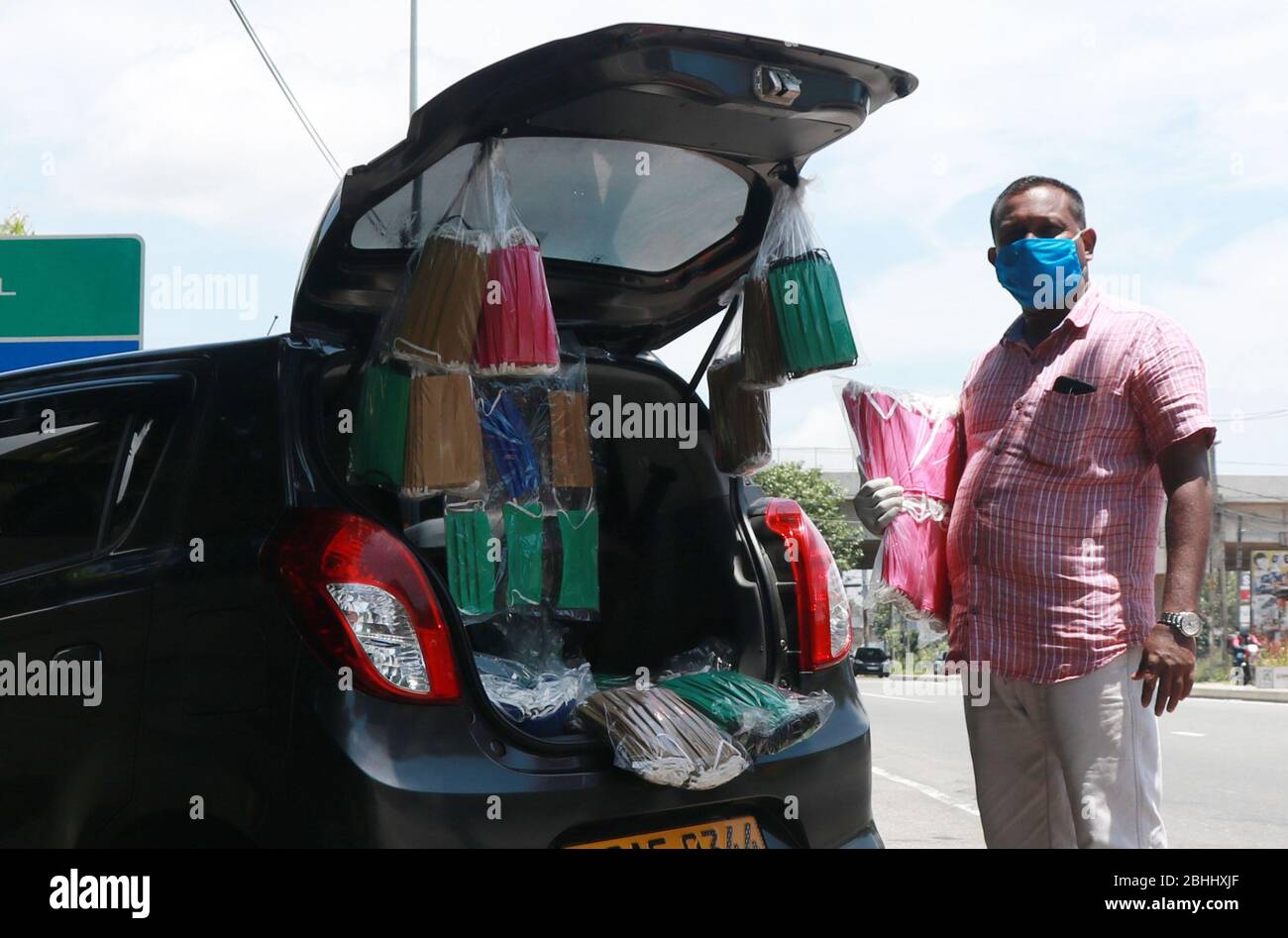 Colombo, Sri Lanka. 26th Apr, 2020. A Sri Lankan vendor sells face ...