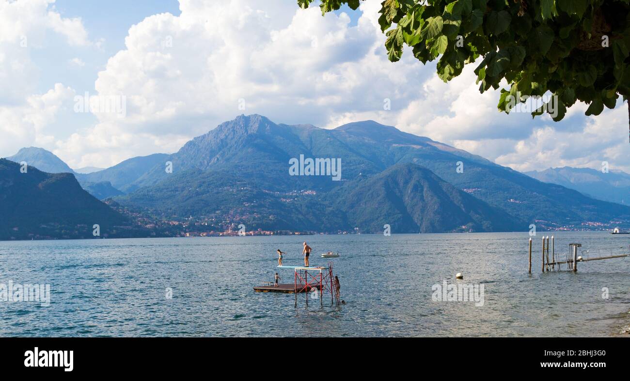 opslaan grafiek hoek Bellagio, Italy - 13 August 2013: group of people dive from a trampoline in  the lake of Como in Bellagio Stock Photo - Alamy