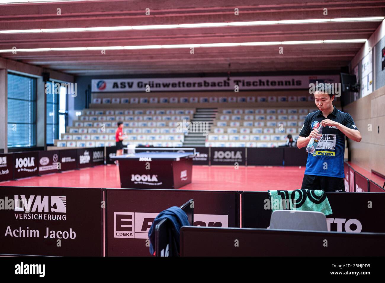 Xi Wang (r./ASV Gruenwettersbach) drinks. In the background there are  cardboard stands on the empty stands instead of the spectators. GES/table  tennis/1. Bundesliga: In times of the Corona crisis, the table tennis