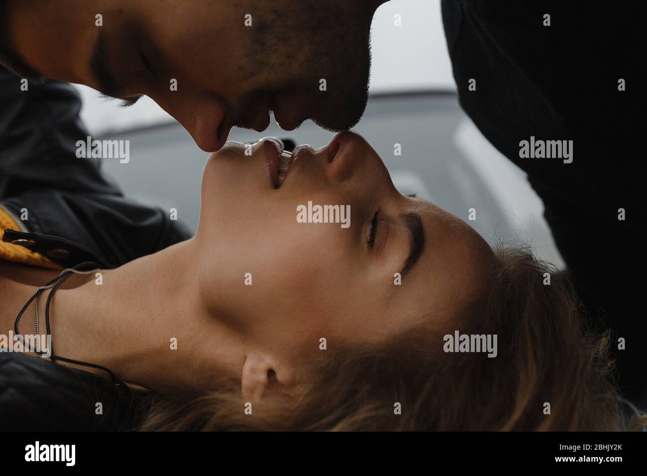 Hot kiss wallpaper deals
