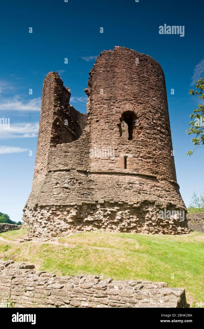 13th century medieval round tower fortress of hi-res stock photography ...