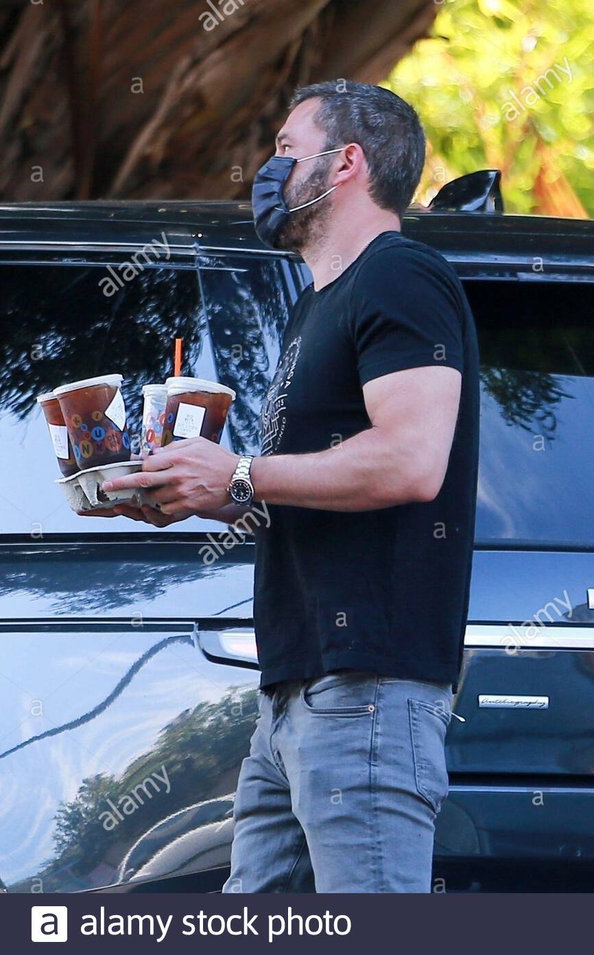 Santa Monica Ca Exclusive Ben Affleck And Girlfriend Ana De Armas Step Out To Run A Quick Errand At Their Local Cvs Pharmacy Ana Jumped Out Quickly With Her Mask