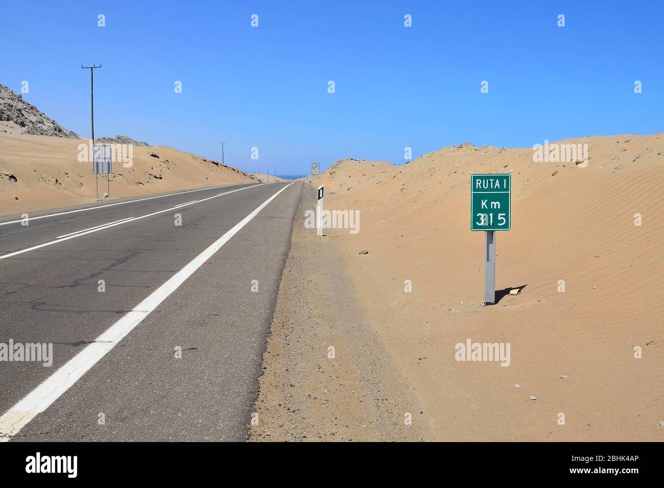 Sign with kilometre indication, Ruta 1, Tarapaca region, Chile Stock Photo