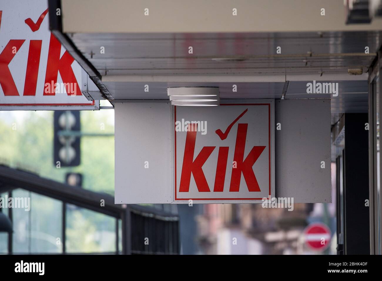 Kik hi-res stock photography and - Page -