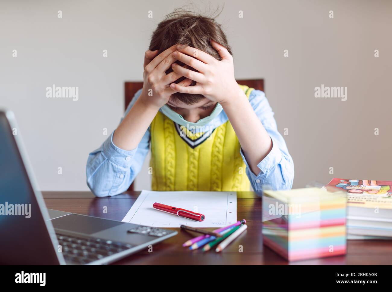 Pupil in despair because schools are still closed due to Coronavirus ...