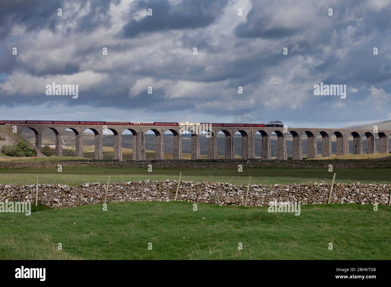 Steam locomotive 45231 The Sherwood Forrester crossing Ribblehead viaduct on the settle to Carlisle line with the West coast railways fellsman train Stock Photo