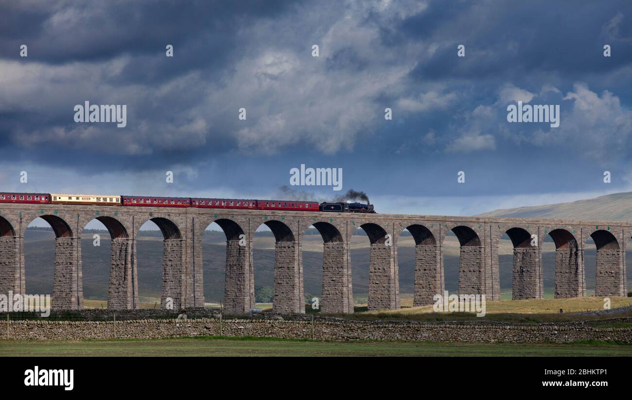 Steam locomotive 45231 The Sherwood Forrester crossing Ribblehead viaduct on the settle to Carlisle line with the West coast railways fellsman train Stock Photo