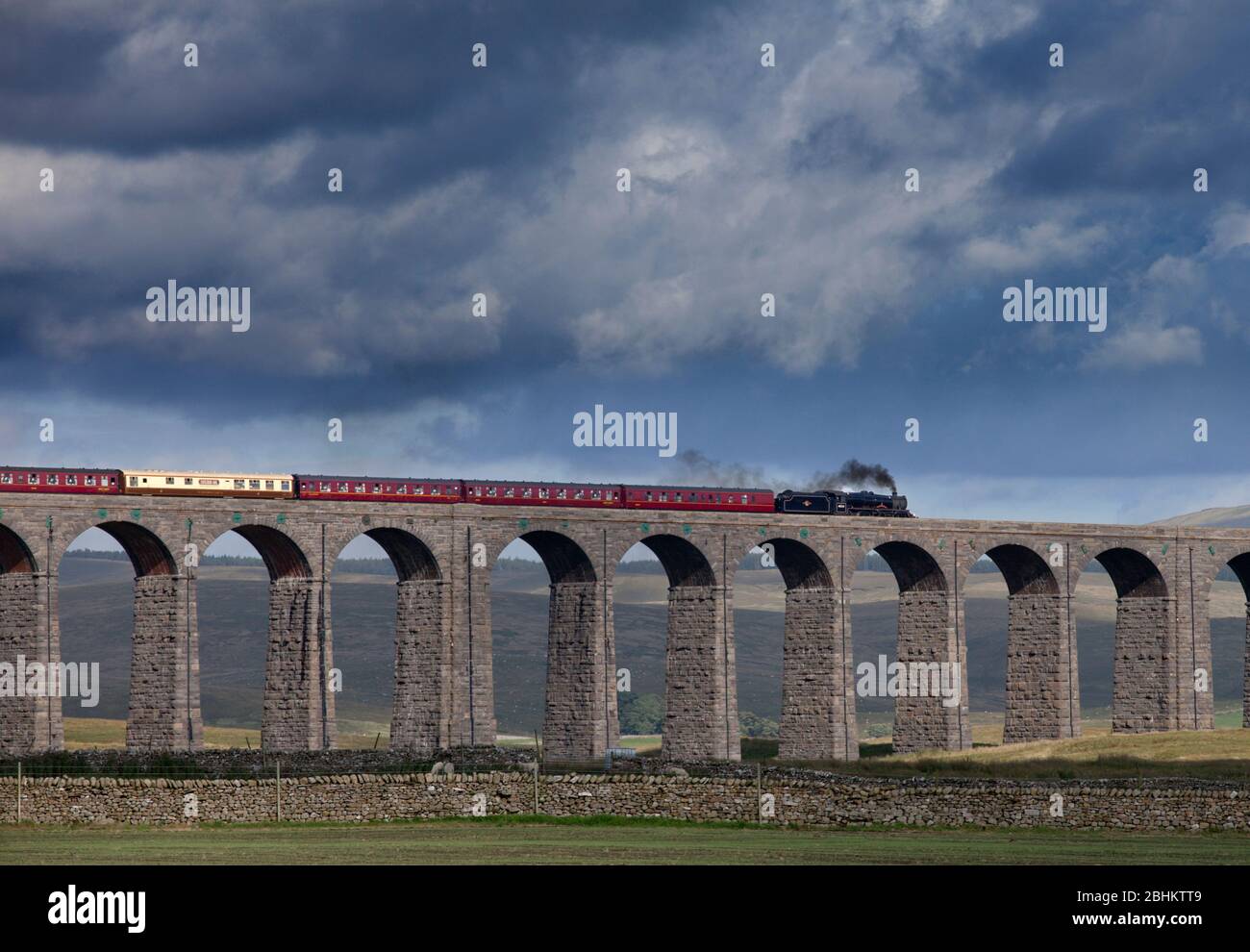Steam locomotive 45231 The Sherwood Forrester crossing Ribblehead viaduct on the settle to Carlisle line with the West coast railways fellsman train Stock Photo