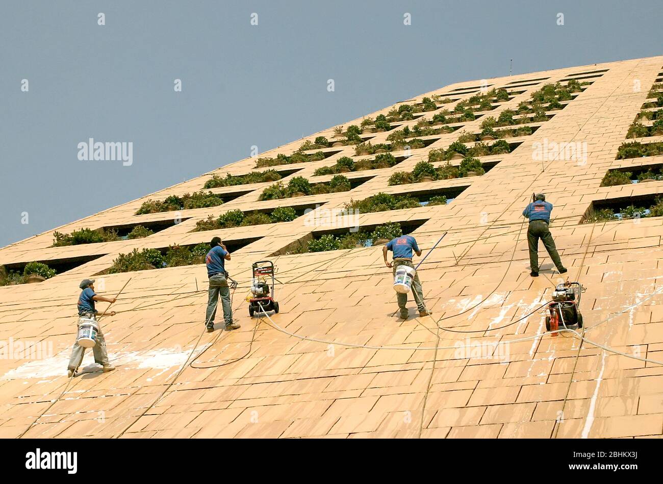 Cleaning side of Palacio de Hierro, sloping wall, Mexico City, Mexico Stock Photo