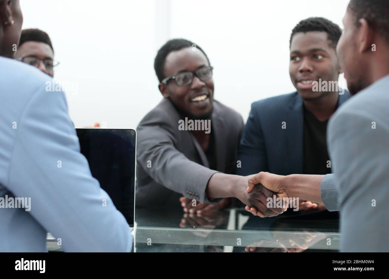 handshake of business people at a working meeting in the office Stock ...