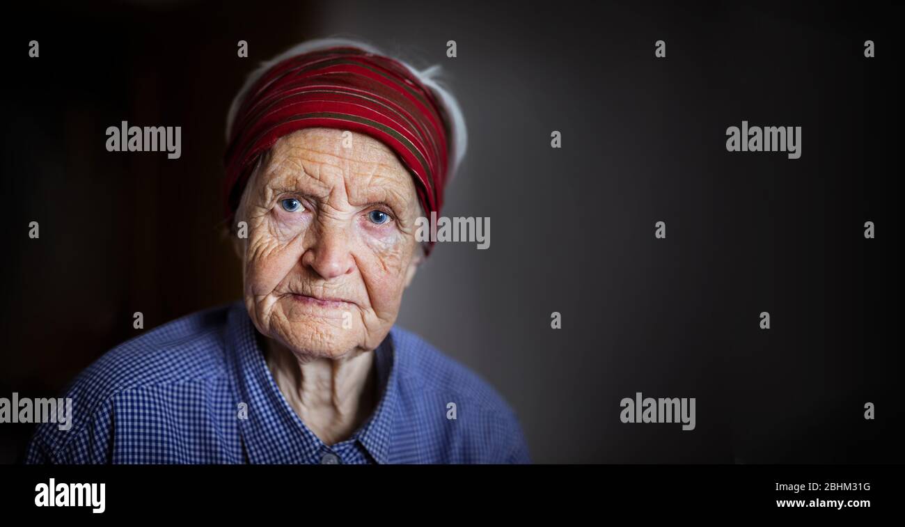 Portrait of senior woman looking at the camera Stock Photo - Alamy