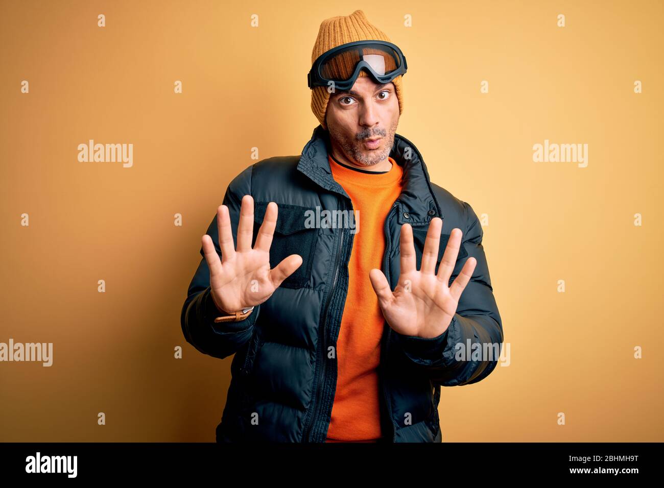 Skiing warning hi-res stock photography and images - Page 8 - Alamy