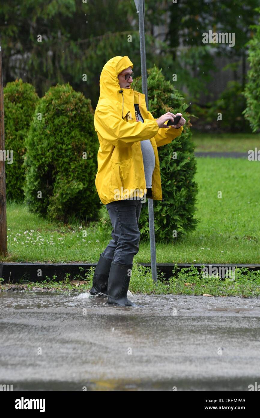 Homme de plus de 50 ans avec impermeable jaune hi-res stock photography and  images - Alamy