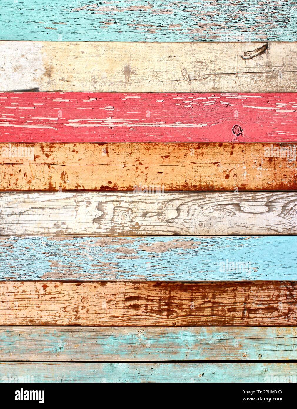 Hãy chiêm ngưỡng vẻ đẹp hoang sơ của những tấm ván madera vintage với lớp sơn gãy của màu trắng, đỏ và nâu. Tận hưởng màu sắc và giác quan kiến thức của bạn vì từng đường nét đều chứa đựng sự độc đáo và sự kiên nhẫn của thời gian. Hãy cùng đắm chìm vào thế giới madera vintage lộng lẫy này!