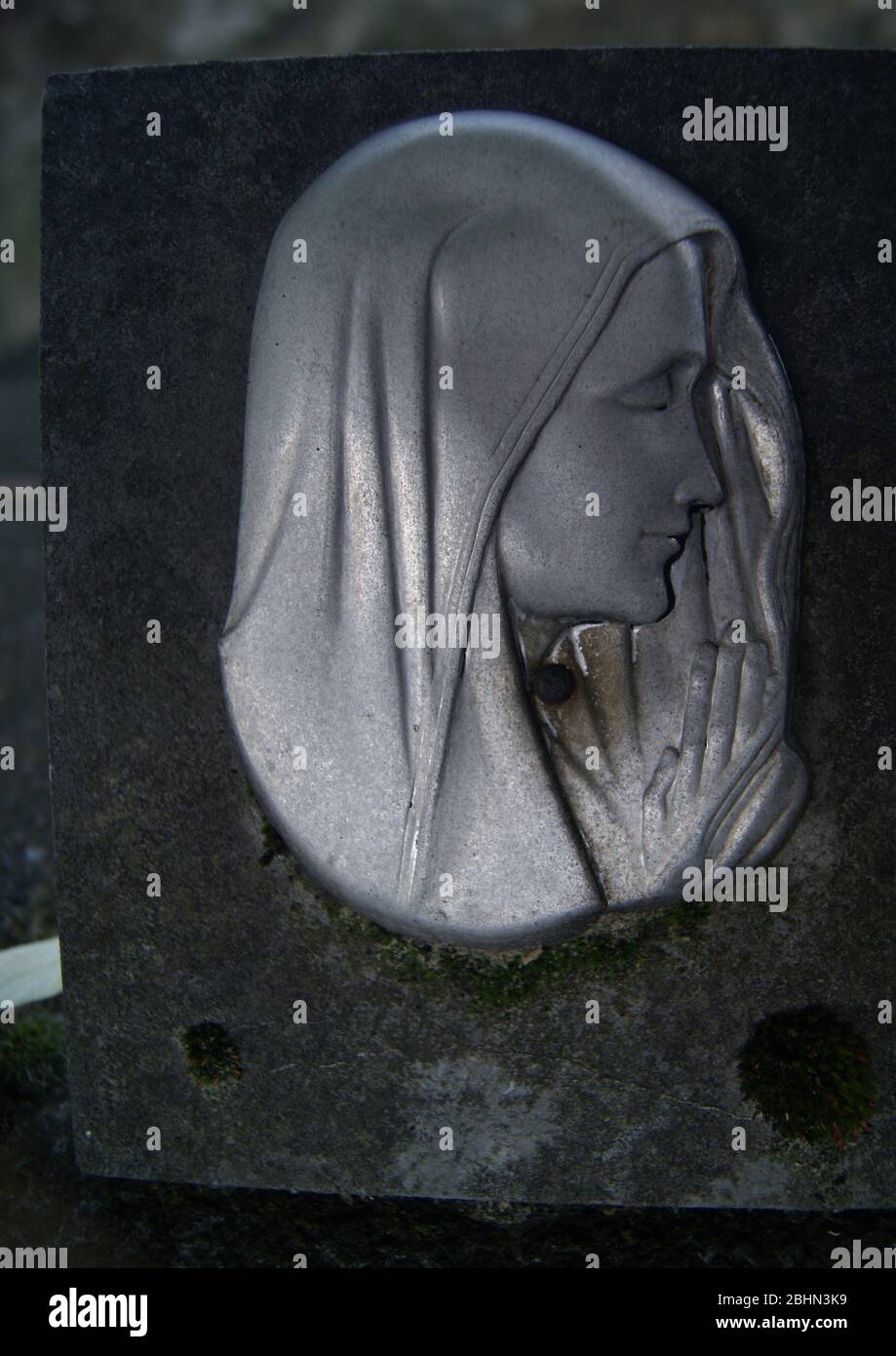 Sculpture de la Vierge Marie avec un voile, France Stock Photo