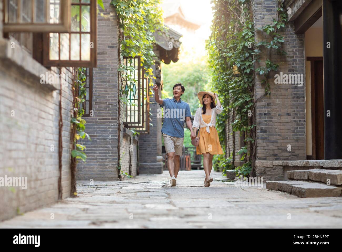 Asian young couple pointing sun hi-res stock photography and images - Alamy