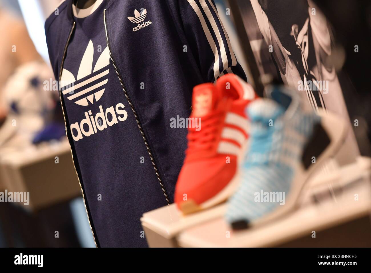 Herzogenaurach, Deutschland. 08th Mar, 2017. Massive drop in profits and  sales at sporting goods manufacturer adidas. Archive photo; Feature, border  motif shoes, sports shoes with the three stripes. Logo. Adidas balance press
