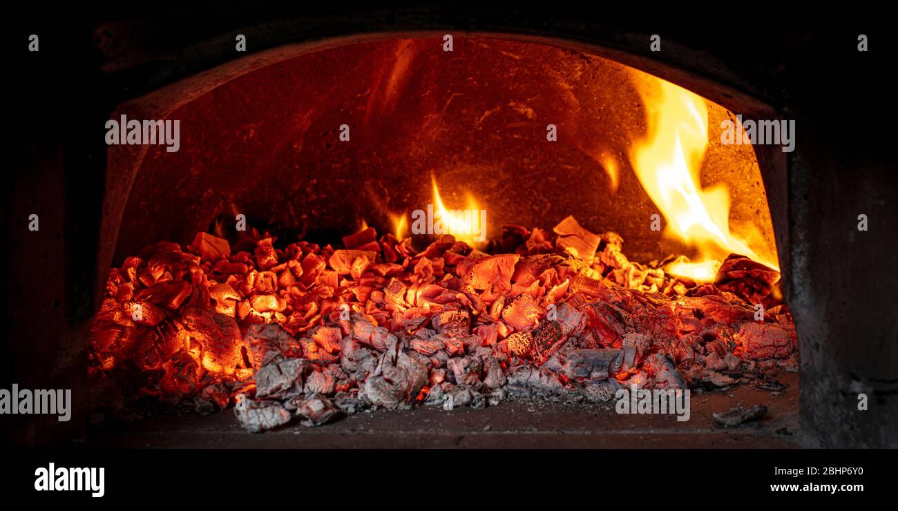 wood embers inside a wood-burning oven for the preparation of classic  Italian pizza Stock Photo - Alamy