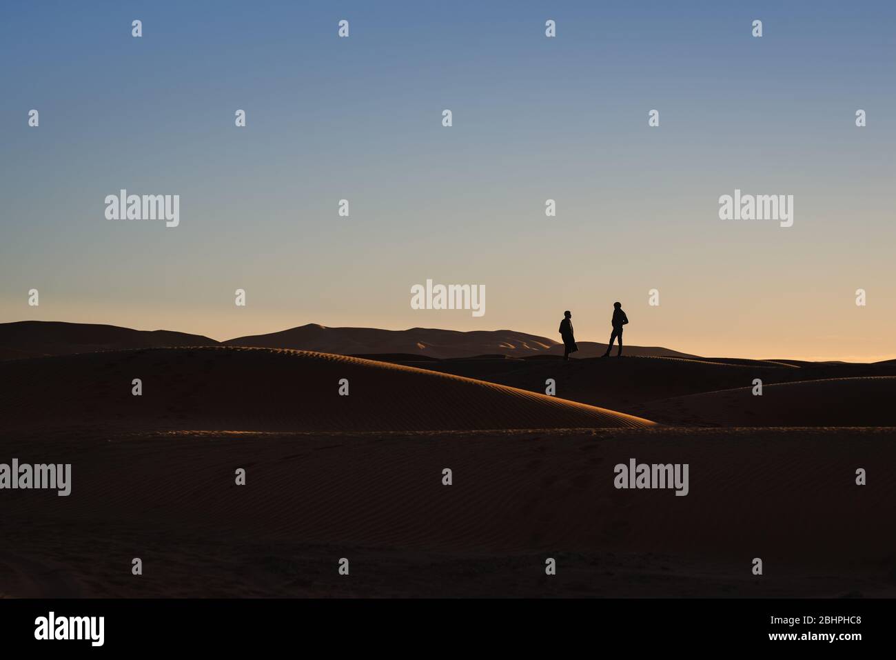 Desert sunset two people hi-res stock photography and images - Alamy