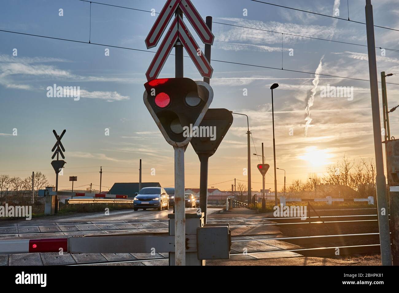 Cars railway crossing hi-res stock photography and images - Alamy