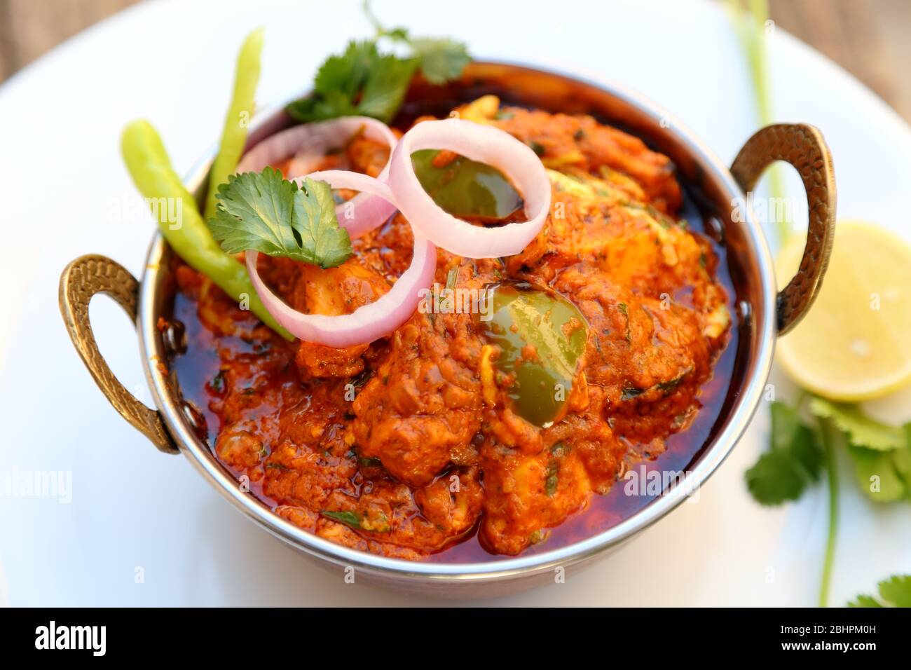 https://c8.alamy.com/comp/2BHPM0H/indian-style-cottage-cheese-vegetarian-curry-dish-kadai-paneer-traditional-indian-or-punjabi-food-garnished-with-onion-and-chili-slices-2BHPM0H.jpg