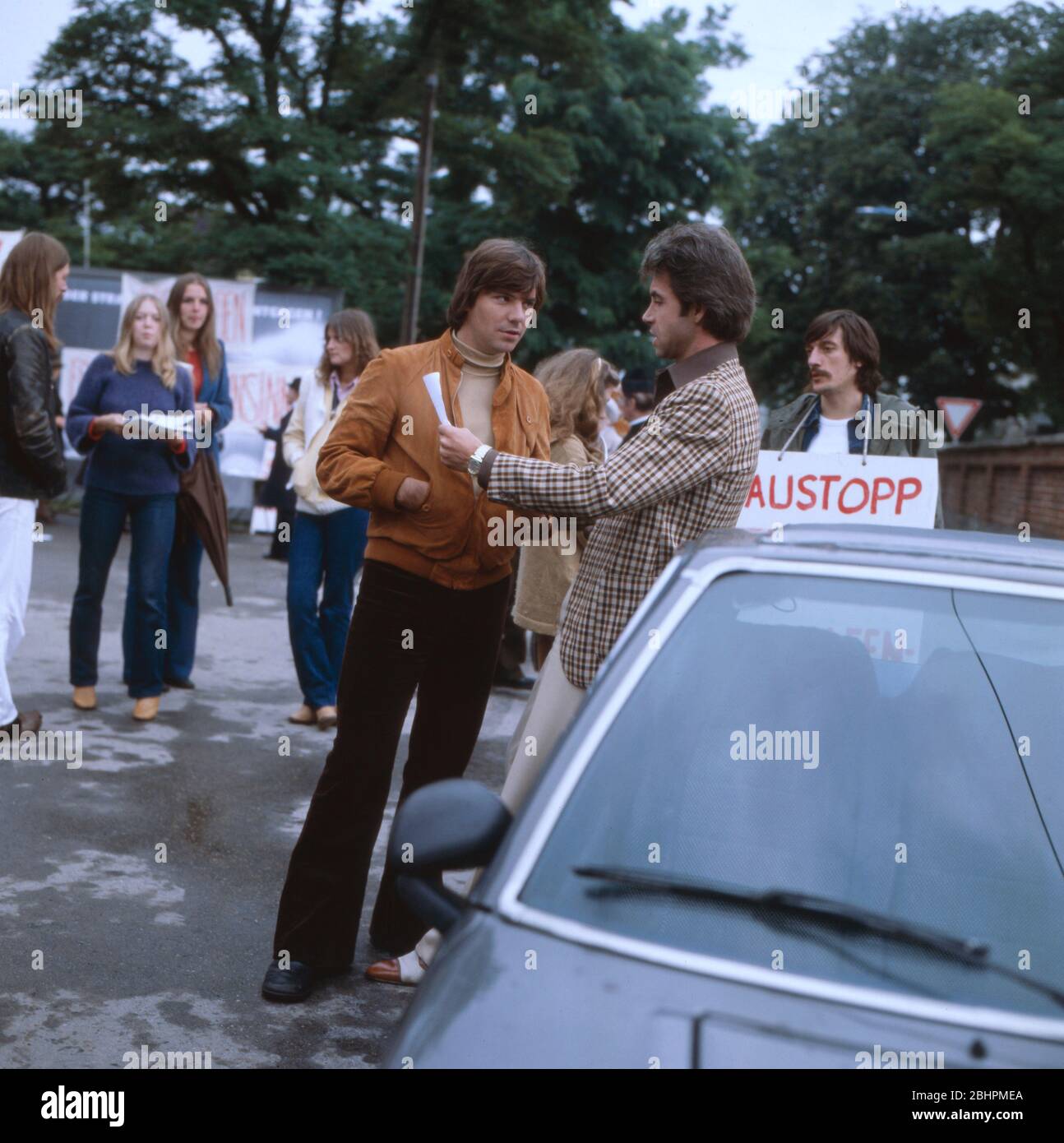Peter Seum und Erich Roth tauschen sich aus in Die Herzattackenmaschine, 1977. Peter Seum and ...