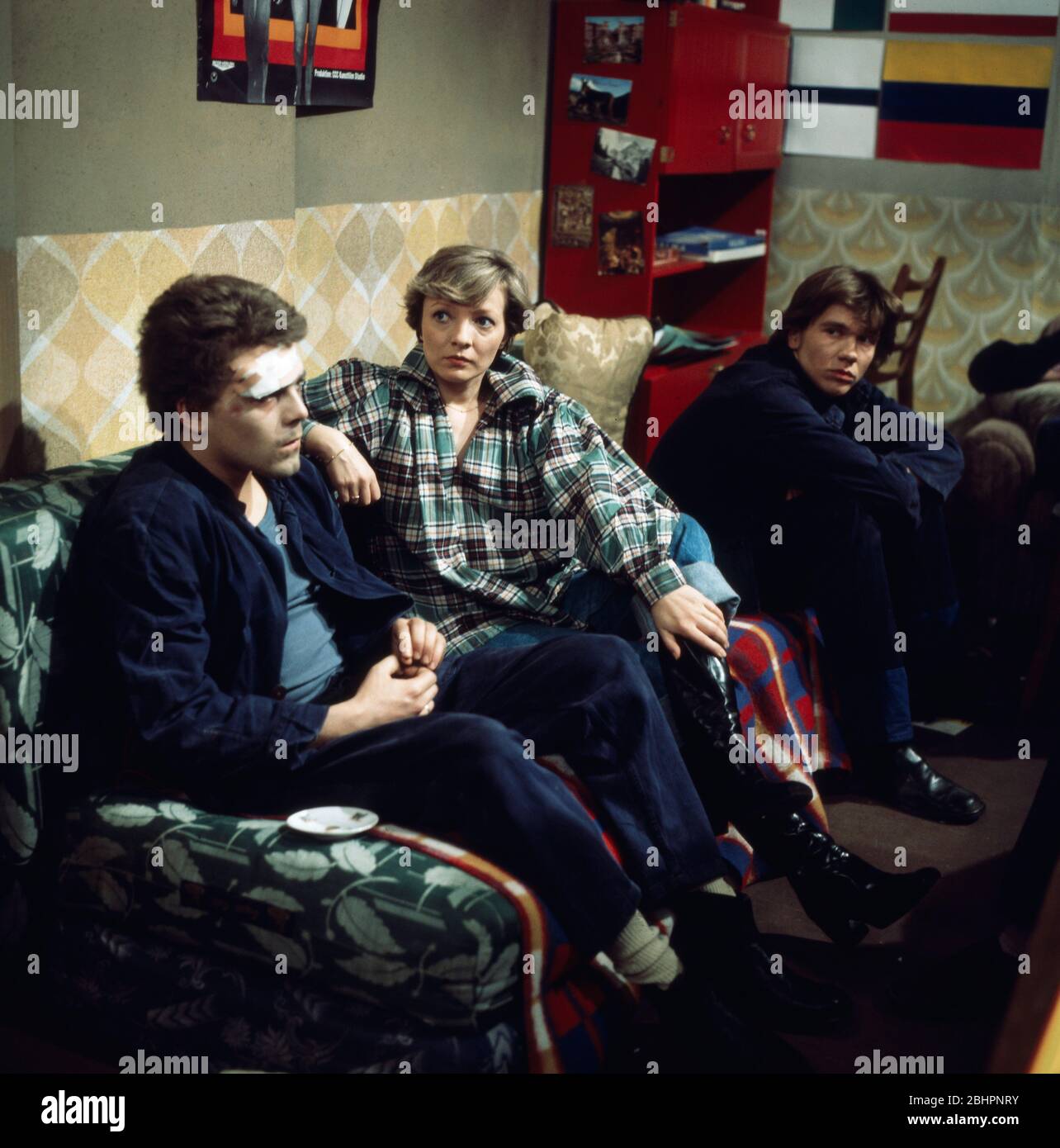 Der verletzte Peter Ehret, Karin Anselm als Psychologin Frau Brocker und Bernd Tauber als Rick in Block 7: Eingeliefert zur Vollstreckung, Regie: Hartmut Griesmayr, 1976. Wounded Peter Ehret, Karin Anselm as psychologist Mrs. Brocker and Bernd Tauber as Rick in Block 7: Eingeliefert zur Vollstreckung, Director: Hartmut Griesmayr, 1976. Stock Photo