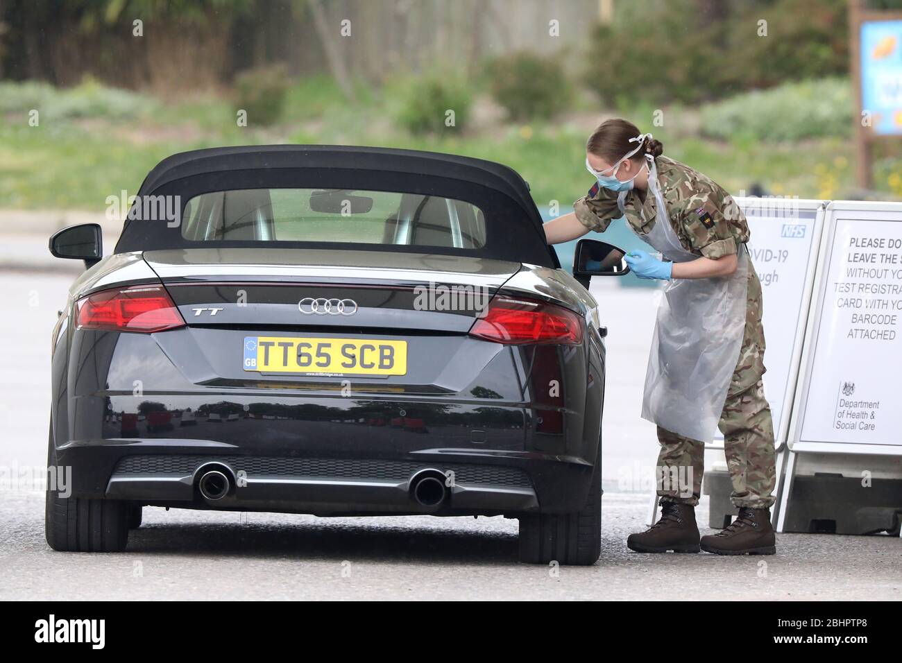 Chessington, UK. 27th April 2020. Military personnel test NHS staff at an NHS coronavirus drive through a testing facility in Chessington, south-west of London. Credit: James Boardman/Alamy Live News Stock Photo