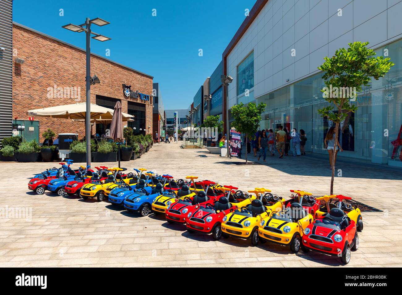 Shops, boutiques and stores in open air mall in Ashdod, Israel Stock Photo  - Alamy