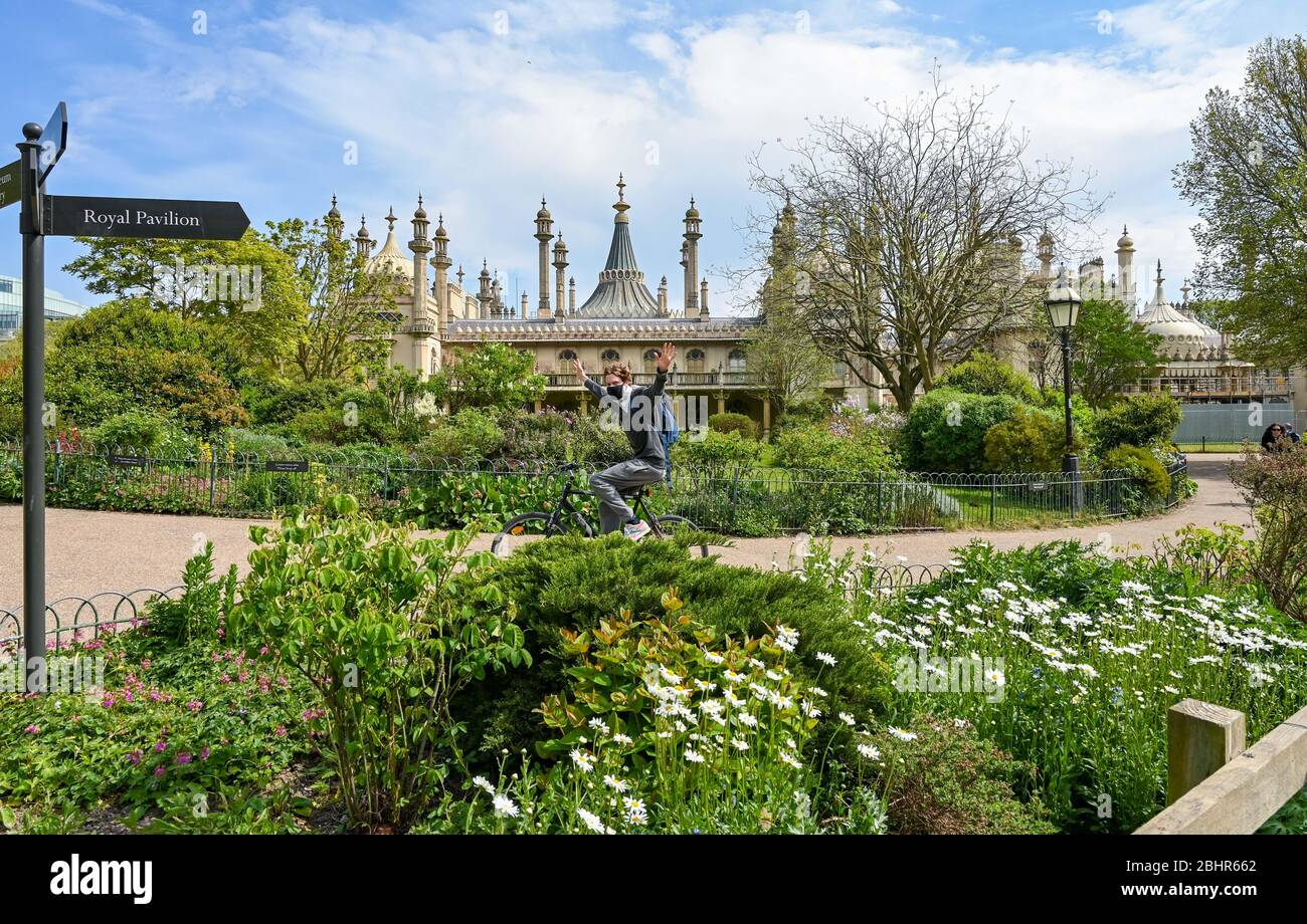 Brighton UK 27th April 2020 - It's quiet in Brighton's Royal Pavilion Gardens as the lockdown restrictions continue during the Coronavirus COVID-19 pandemic crisis  . Credit: Simon Dack / Alamy Live News Stock Photo
