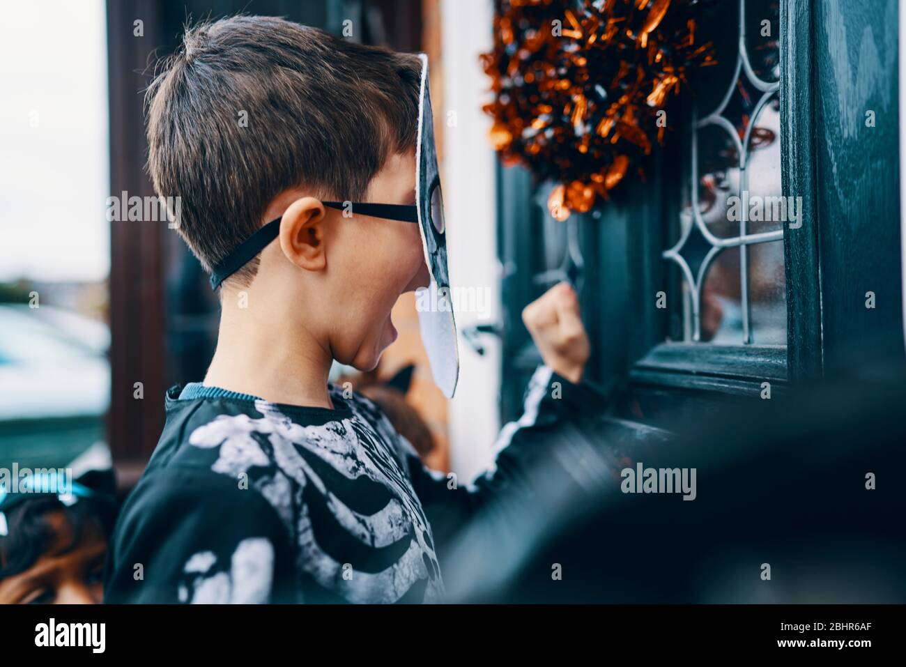 Person knocking on door hires stock photography and images Alamy