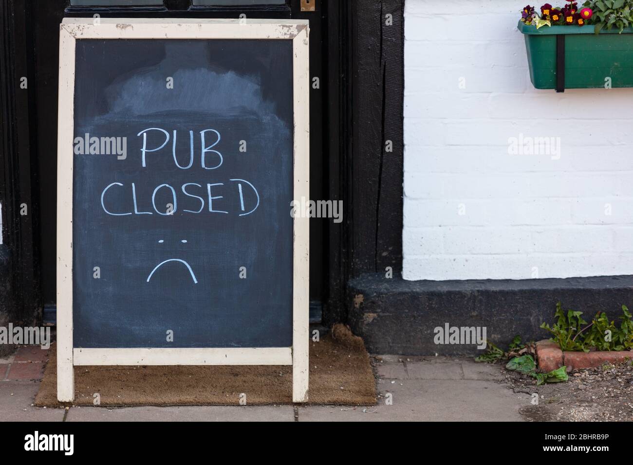 Pub Closed Blackboard or Chalkboard Sign Due to Coronavirus COVID-19 Pandemic Stock Photo