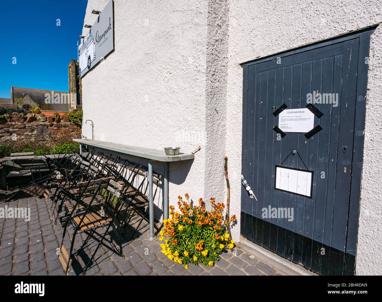 Steampunk cafe closed down due to Coronavirus pandemic with customer notice on door, North Berwick, East Lothian, Scotland, UK Stock Photo