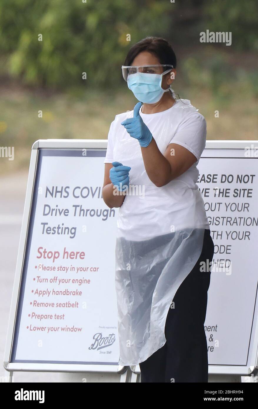 Chessington, UK. 27th April, 2020. Military personnel test NHS staff at a NHS coronavirus drive through testing facility in Chessington, south west of London. Credit: James Boardman/Alamy Live News Stock Photo