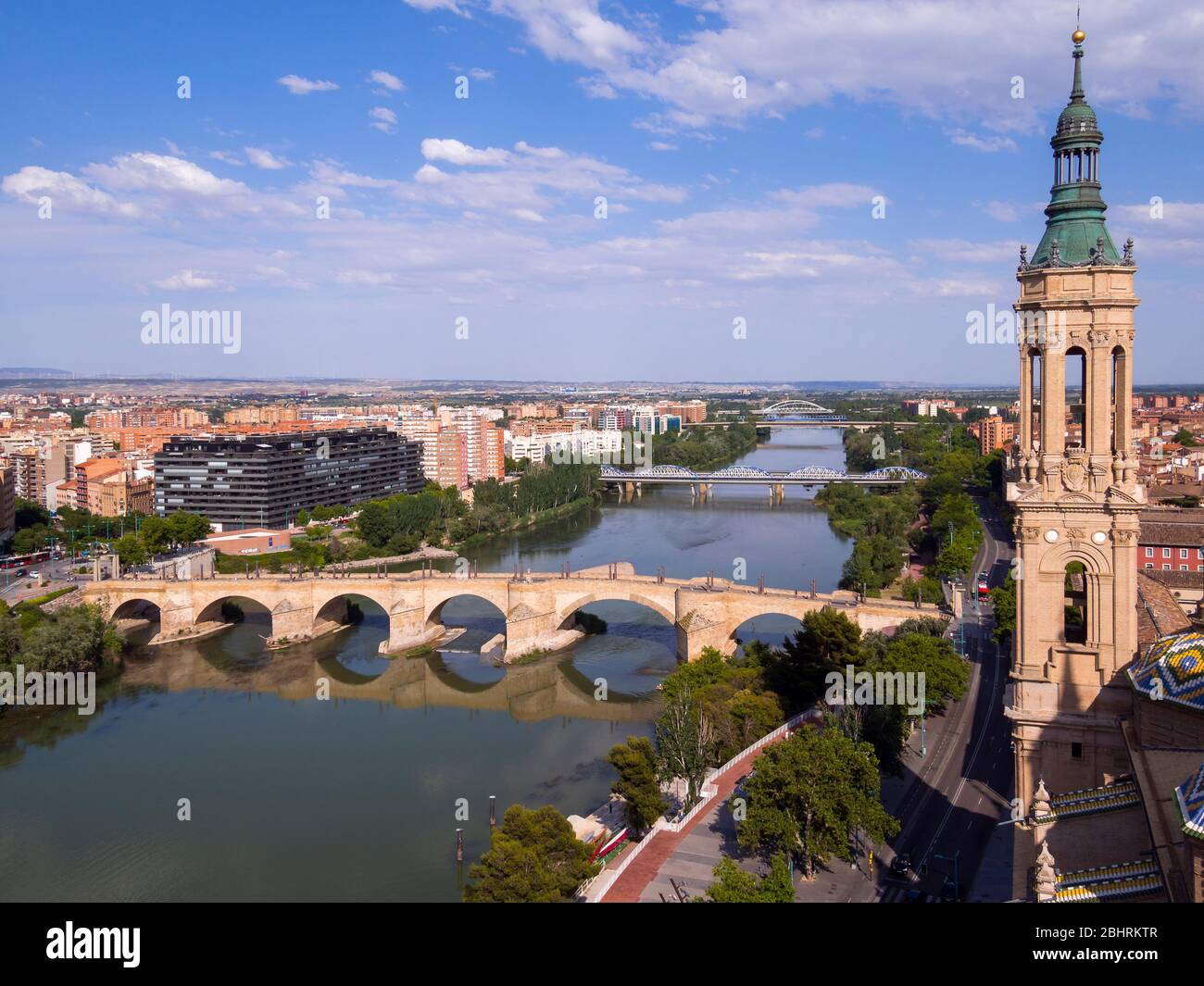 Puente de piedra sobre el río Ebro desde la basílica de Nuestra Señora del Pilar. Zaragoza. Aragón. España Stock Photo