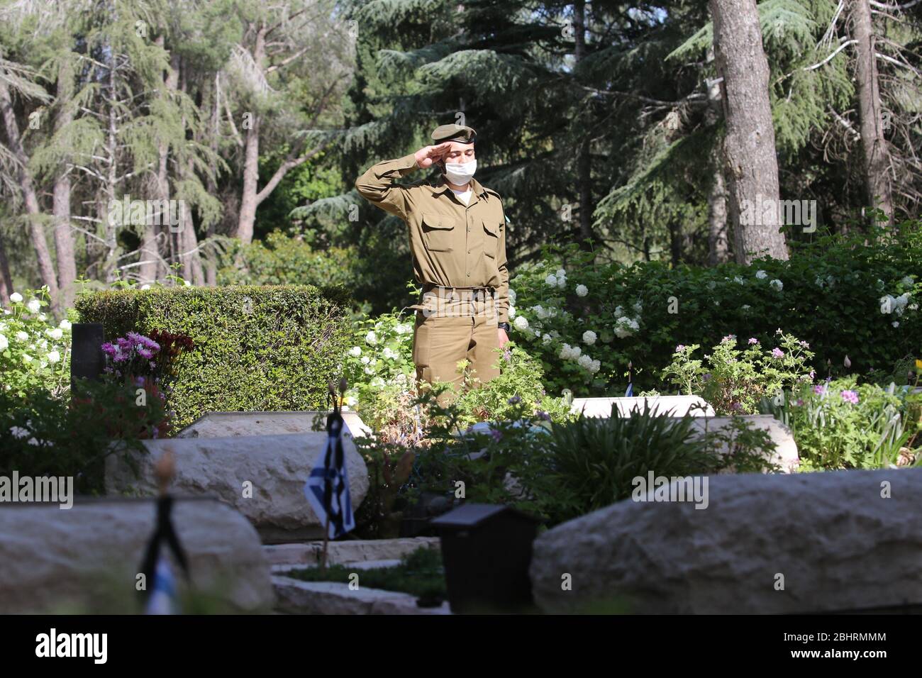 Jerusalem. 27th Apr, 2020. A soldier wearing protective mask commemorates Israeli fallen soldiers in a military cemetery in Jerusalem on April 27, 2020. Credit: Muammar Awad/Xinhua/Alamy Live News Stock Photo