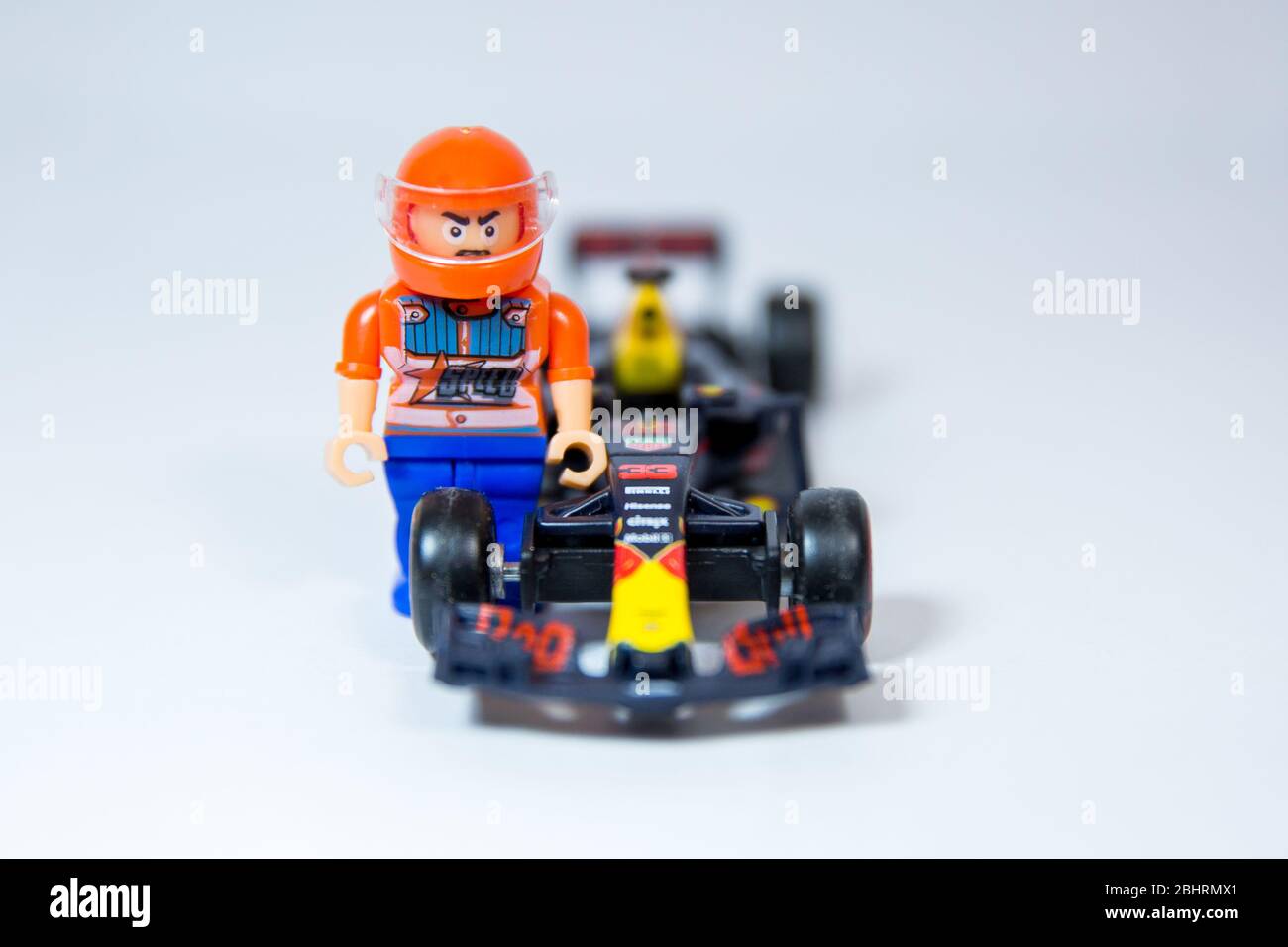 Poging microscopisch lava Bburago Red Bull Racing RB13 1:43 model Formula One car. Max Verstappen's  car, complete with racing driver figure Stock Photo - Alamy
