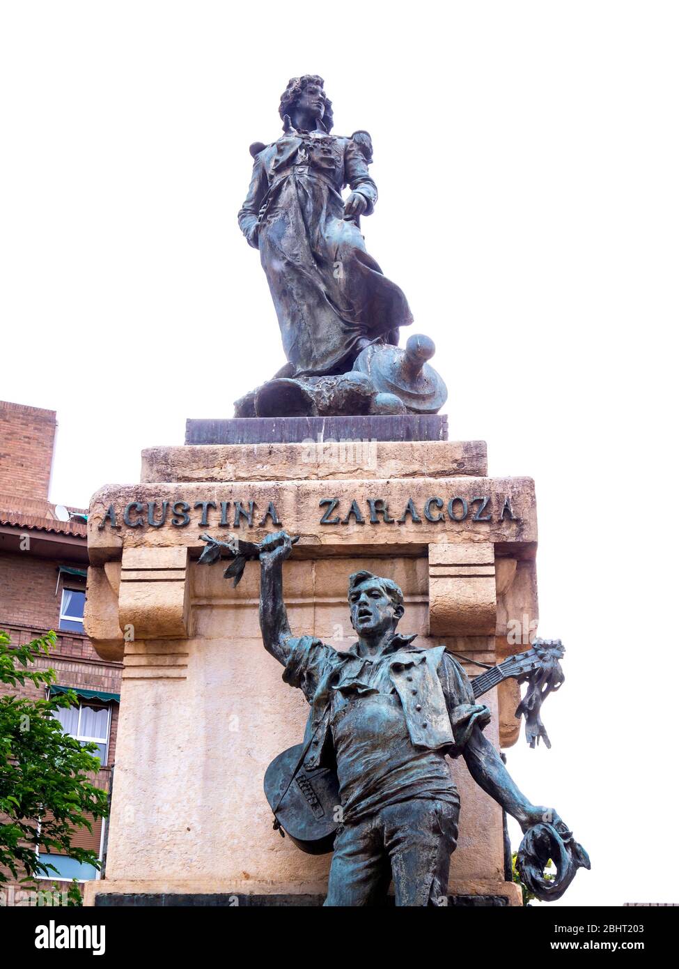 Monumento a Agustina Zaragoza (Agustina de Aragón) junto a la Iglesia y plaza de Nuestra Señora del Portillo. Zaragoza. Aragón. España Stock Photo