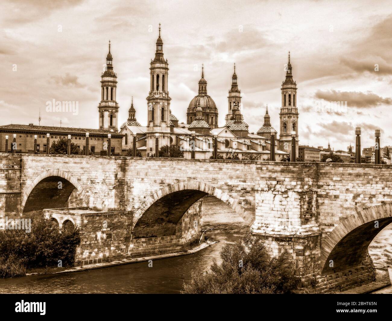 Puente de piedra y Basílica de Nuestra Señora del Pilar. Zaragoza. Aragón. España Stock Photo