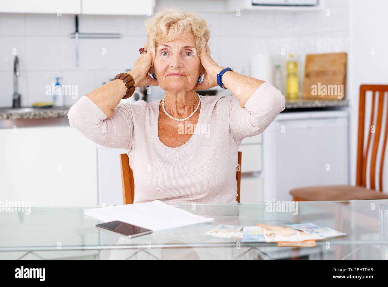 Senior confused woman kitchen hi-res stock photography and images - Alamy