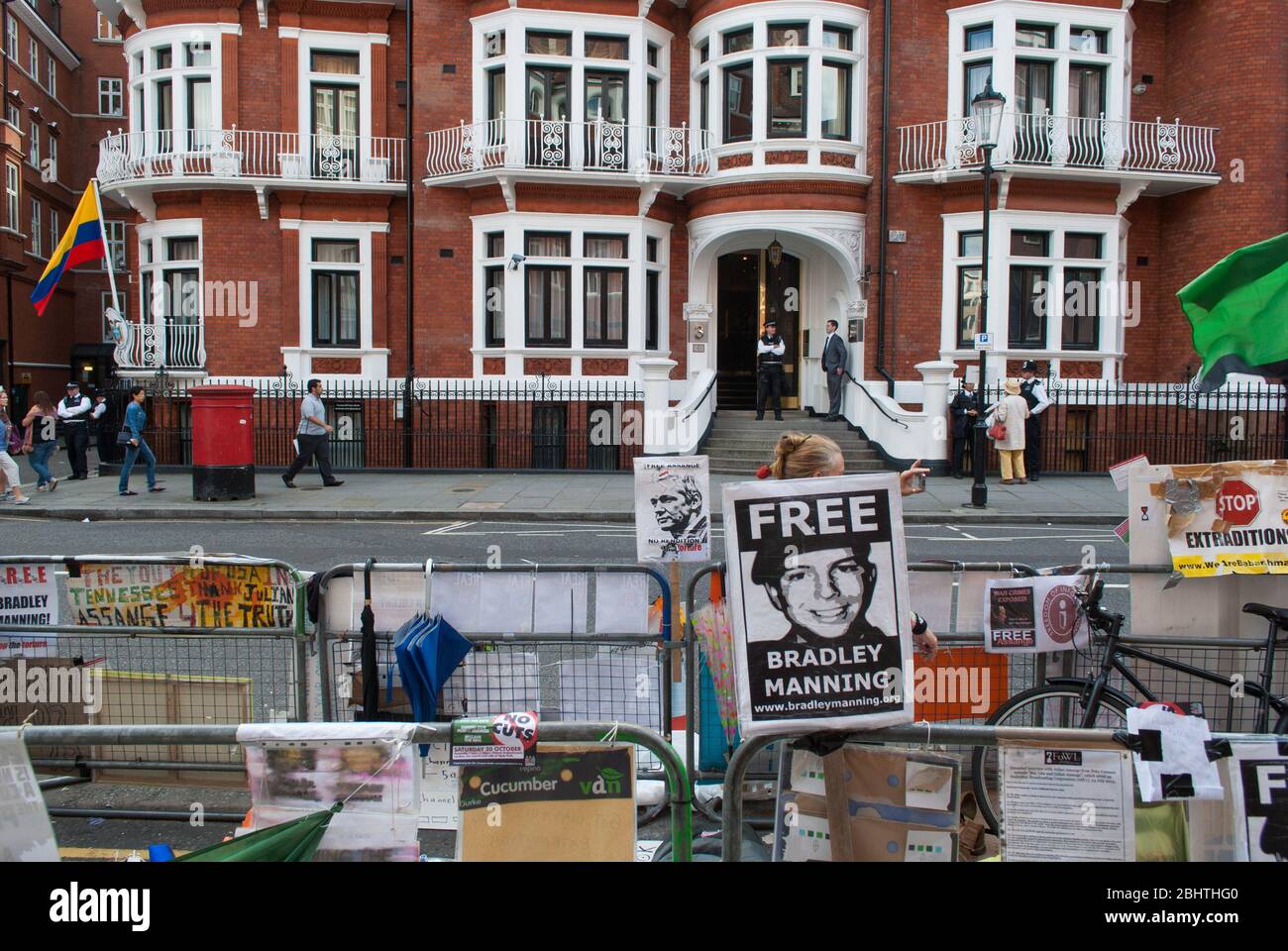 Julian Assange Wikileaks Free Bradley Manning Ecuador Ecuadorian Embassy 3 Hans Crescent Stock Photo