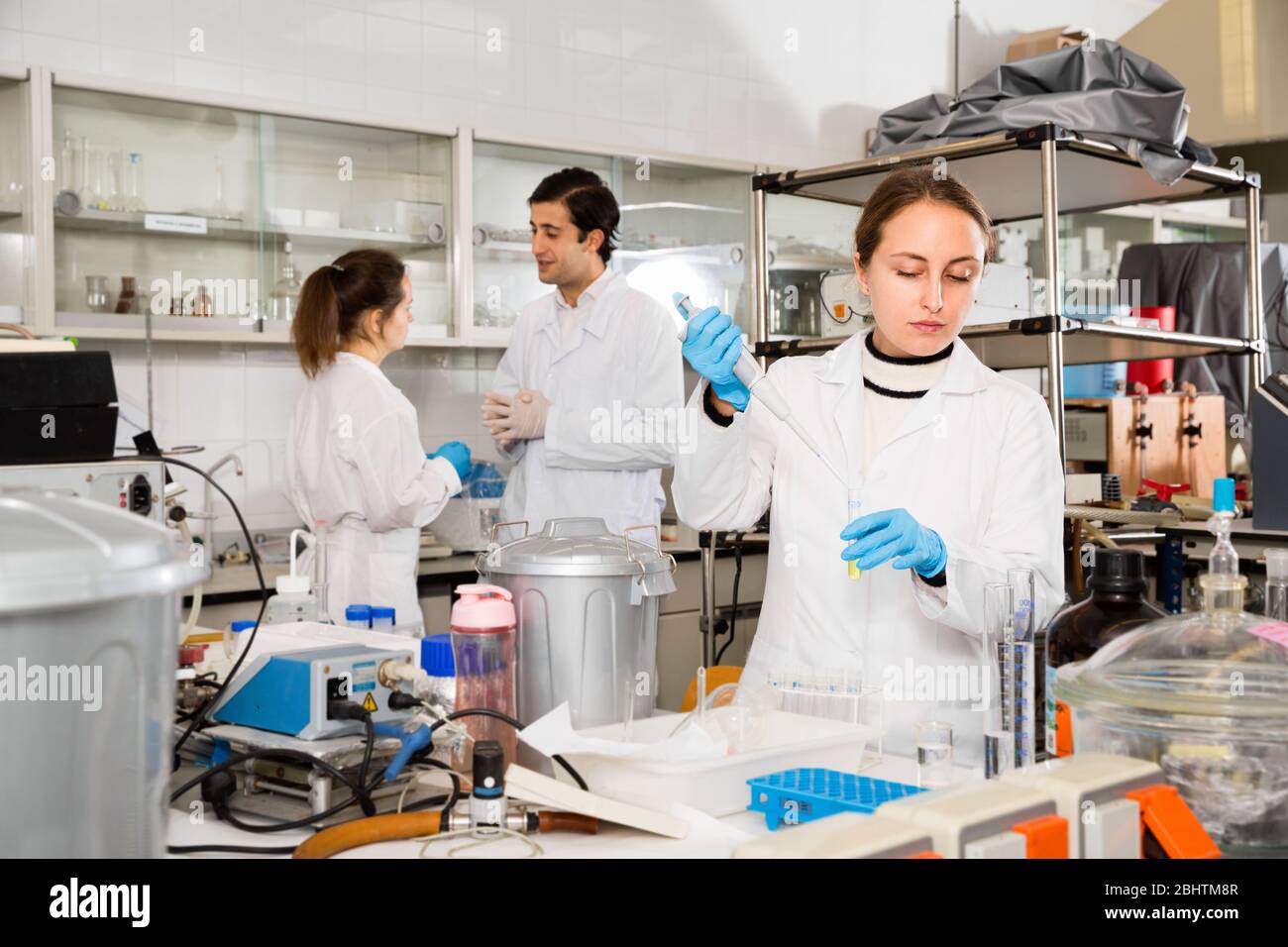 Scientist boy. Мальчик исследователь фото. Университетская лаборатория. Performing experiments. Спанос эксперимент.