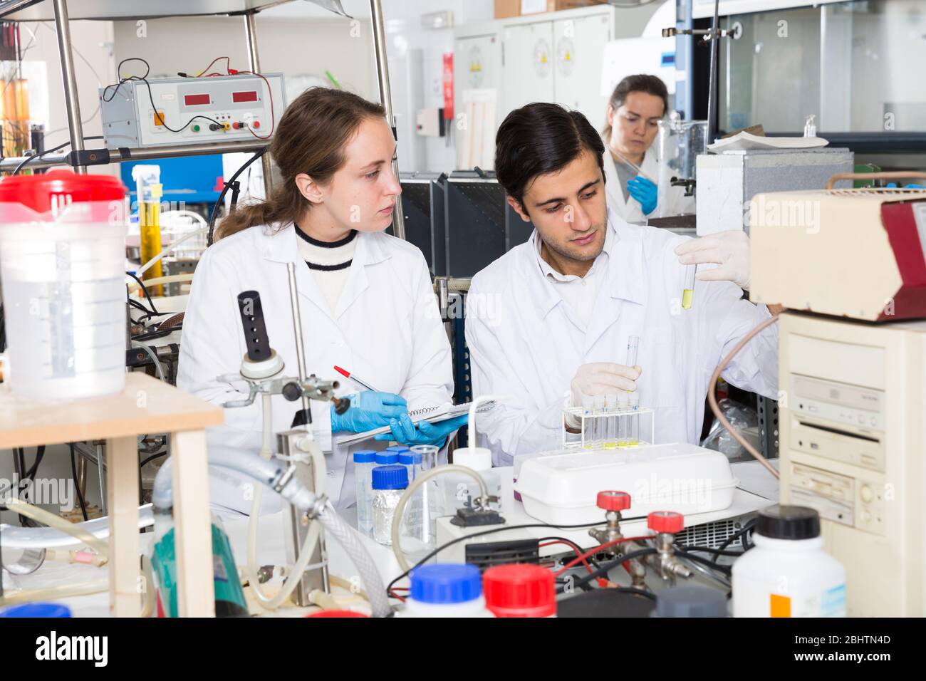 Students performing experiment hi-res stock photography and images - Alamy