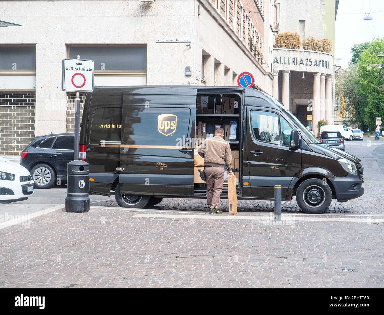 Ups truck italy hi-res stock photography and images - Alamy